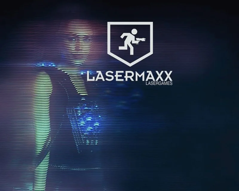 Logo Lasermaxx Lasergames sur fond holographique