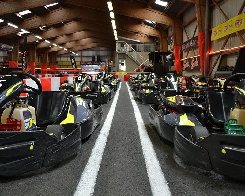 Karts alignés sur la piste de Loisirs Côte d'Amour à Guérande