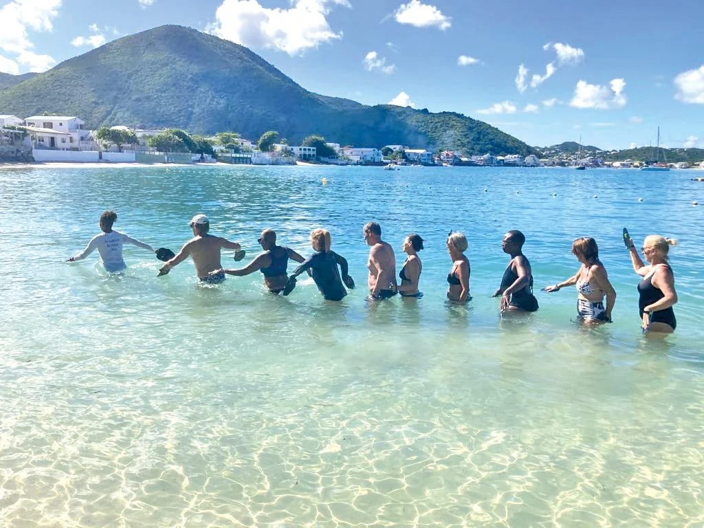 Groupe en séance de longe-côte dans une eau cristalline, ambiance détendue