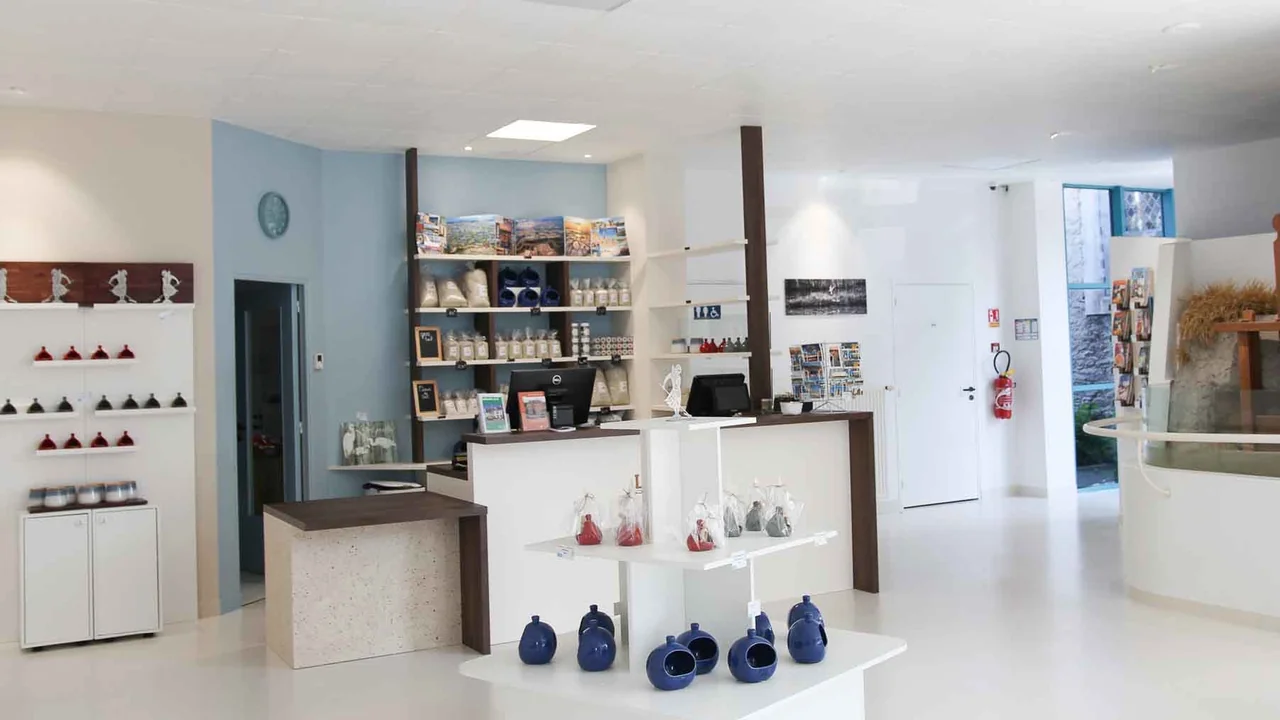 Boutique de la Maison des Paludiers à Saillé avec produits du terroir et sel