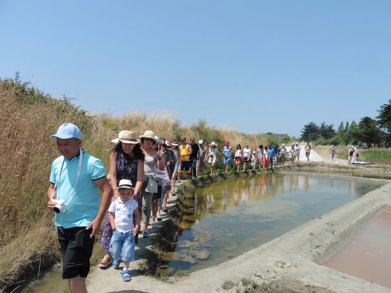 Groupe en visite guidée des marais salants à la Maison des Paludiers de Saillé