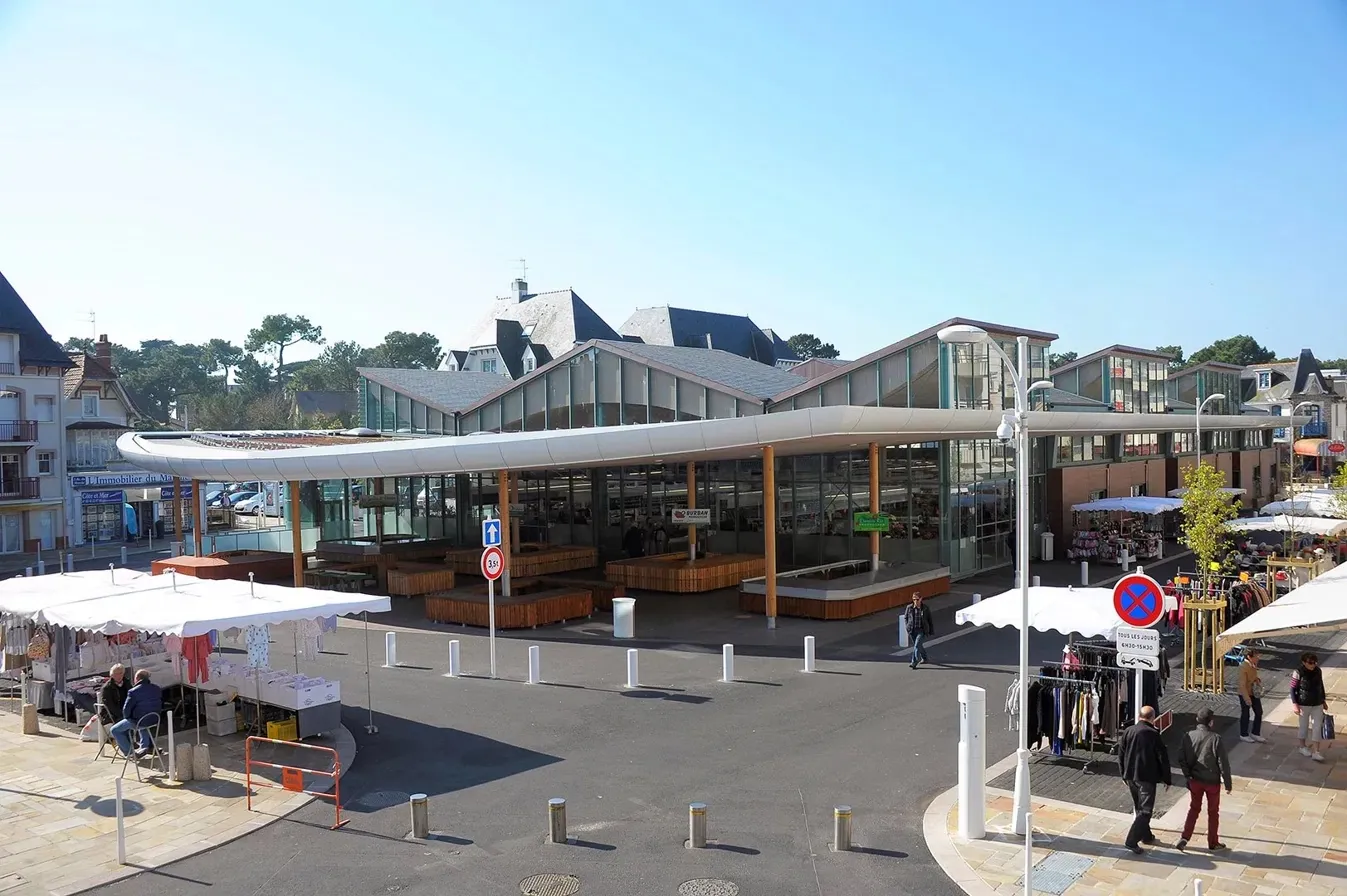 Les Halles couvertes de La Baule, bâtiment au toit ondulé