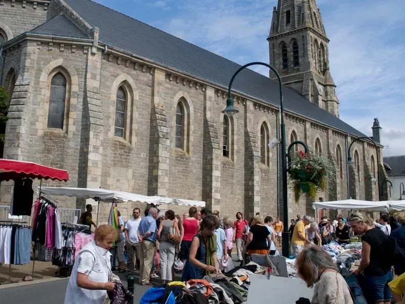 Étals du marché de plein air le long de l'église du Pouliguen