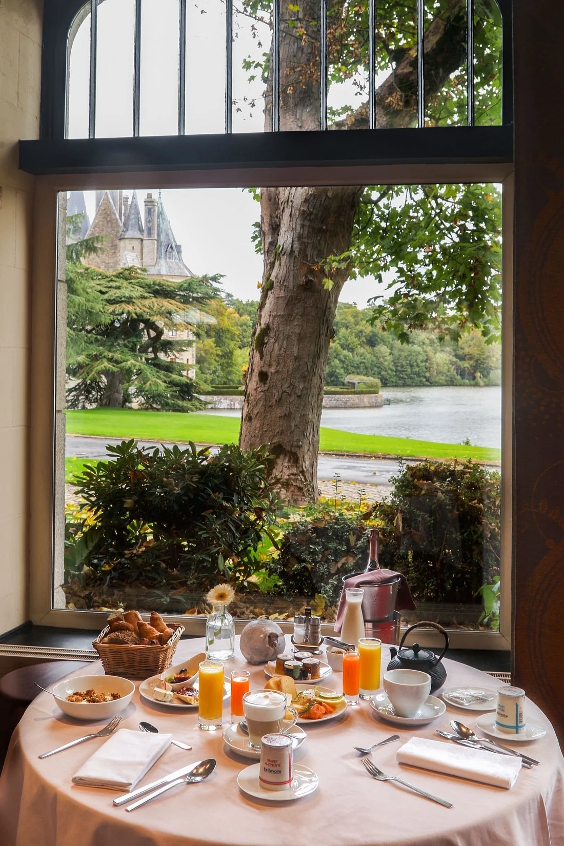 Petit-déjeuner au Domaine de la Bretesche avec vue sur le lac et le château