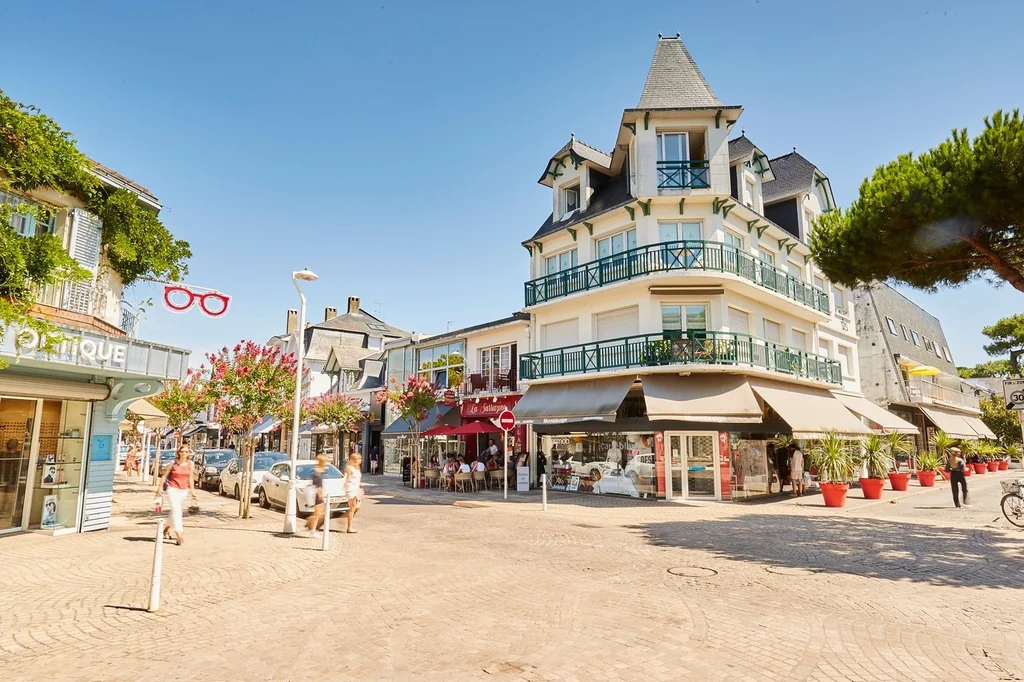 Centre-ville de La Baule avec villa balnéaire et terrasses de café