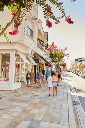 Rue piétonne commerçante de La Baule avec passants