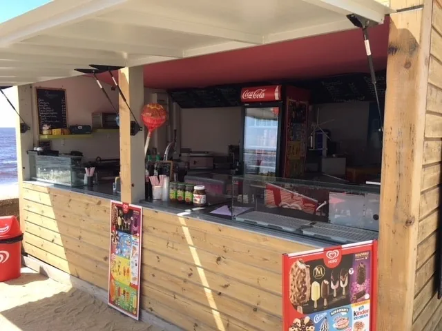Comptoir du snack La Petite Bouffe à Batz-sur-Mer avec présentoir glaces, vitrine charcuterie et boissons