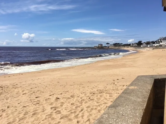 Vue de la Plage Valentin à Batz-sur-Mer avec son sable doré et les maisons en arrière-plan