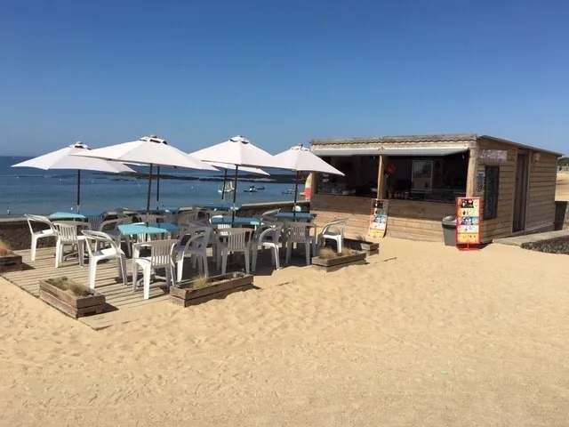 Snack La Petite Bouffe sur la Plage Valentin à Batz-sur-Mer avec terrasse face mer