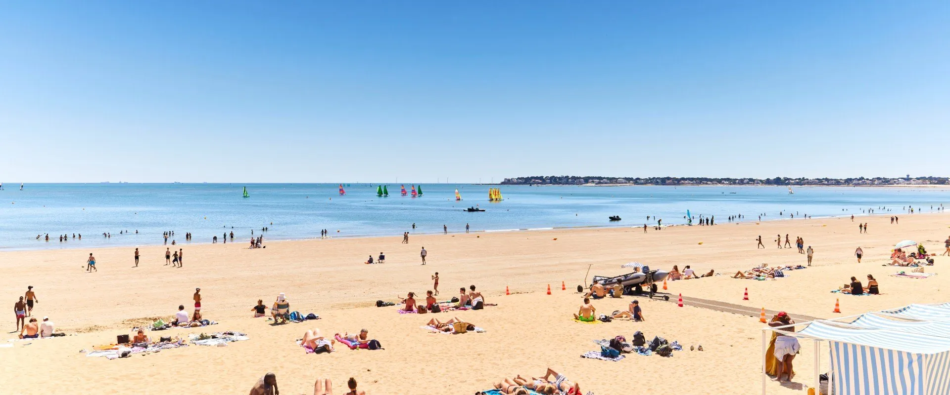 Plage de La Baule en été, voiliers au large