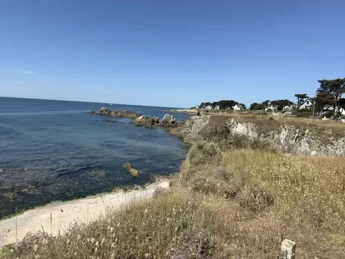 Vue de la côte rocheuse au-dessus de la plage du Pavillon au Pouliguen