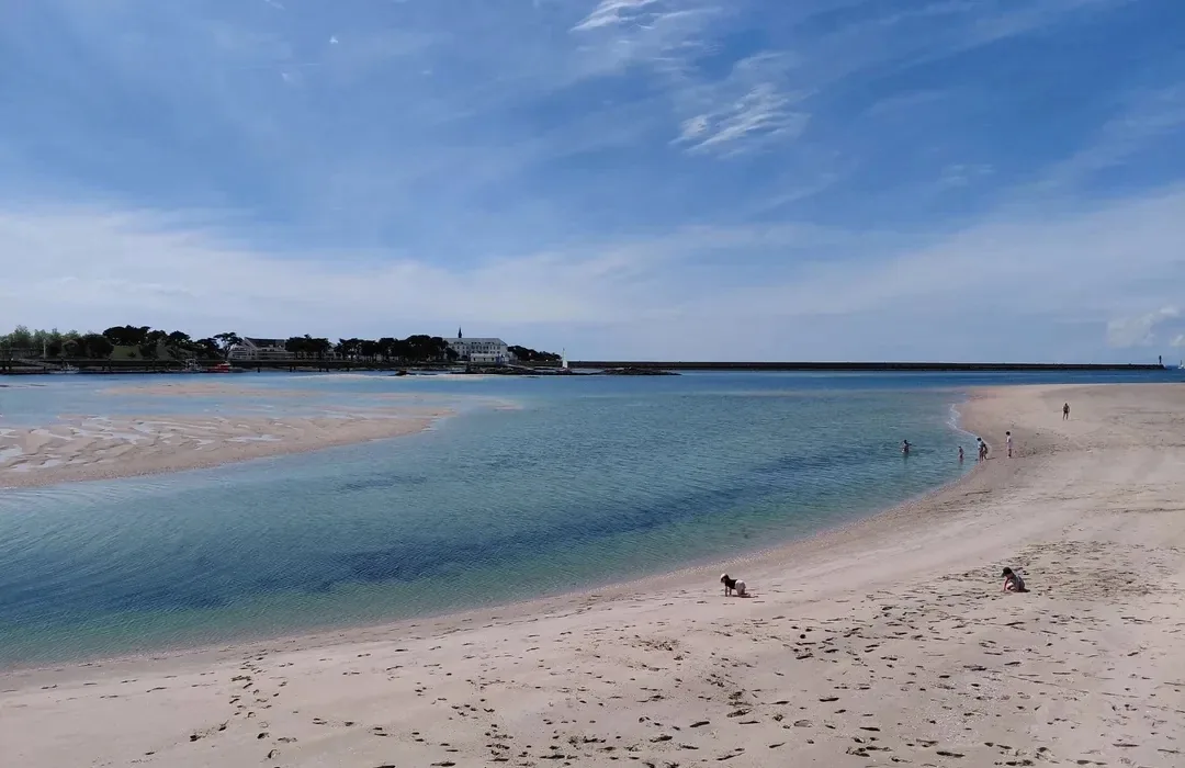 Plage de sable et eau turquoise sur la Côte Sauvage du Pouliguen