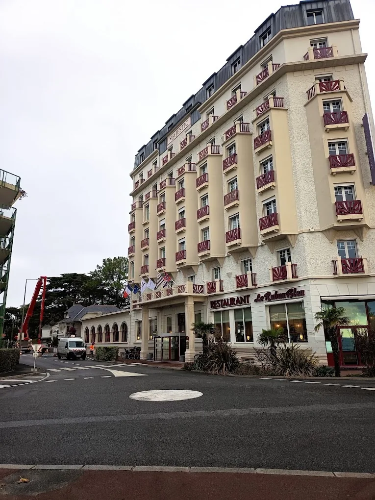 Façade de l'Hôtel Le Majestic abritant Le Ruban Bleu à La Baule