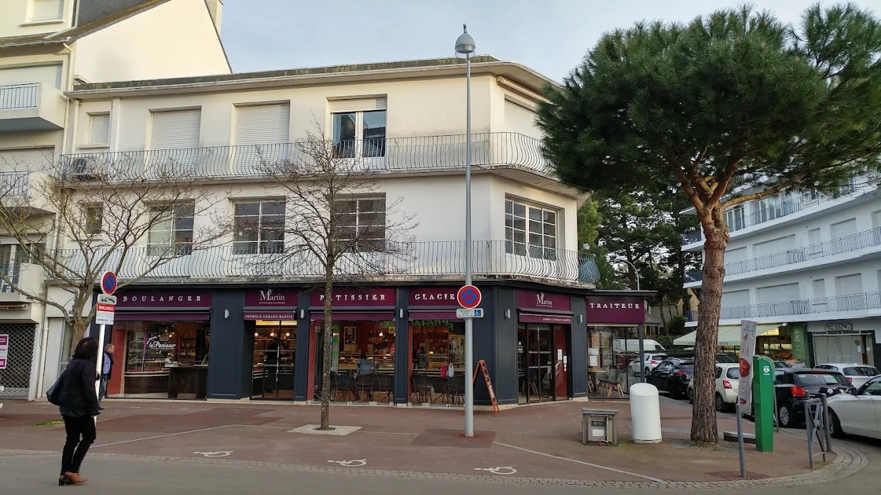 Façade de SY Martin vue depuis la place adjacente, à La Baule
