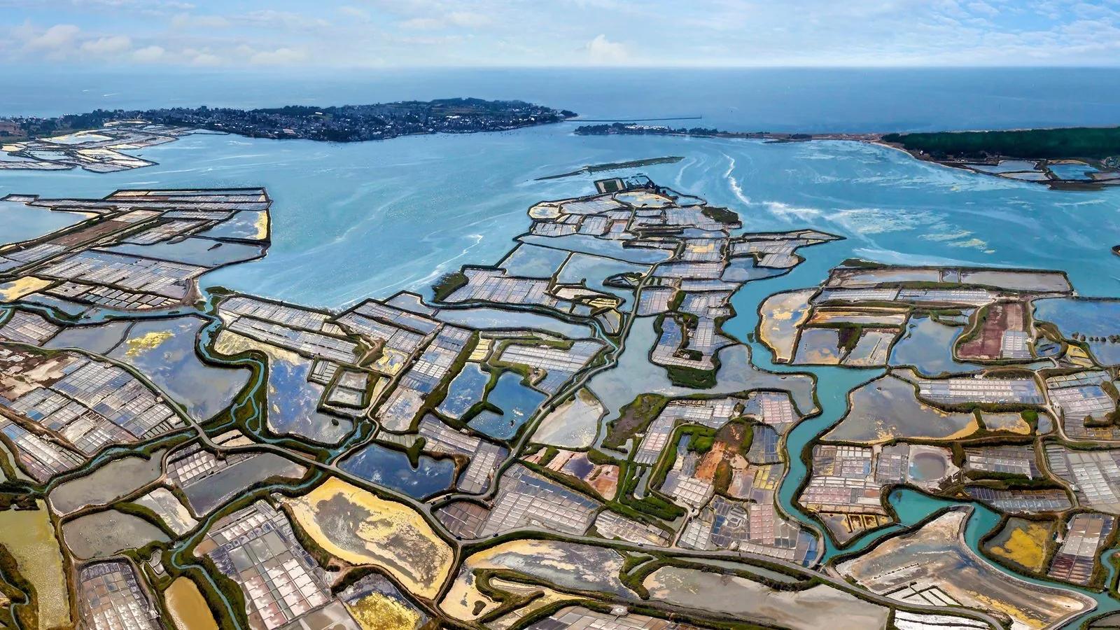 Vue aérienne des marais salants de Guérande