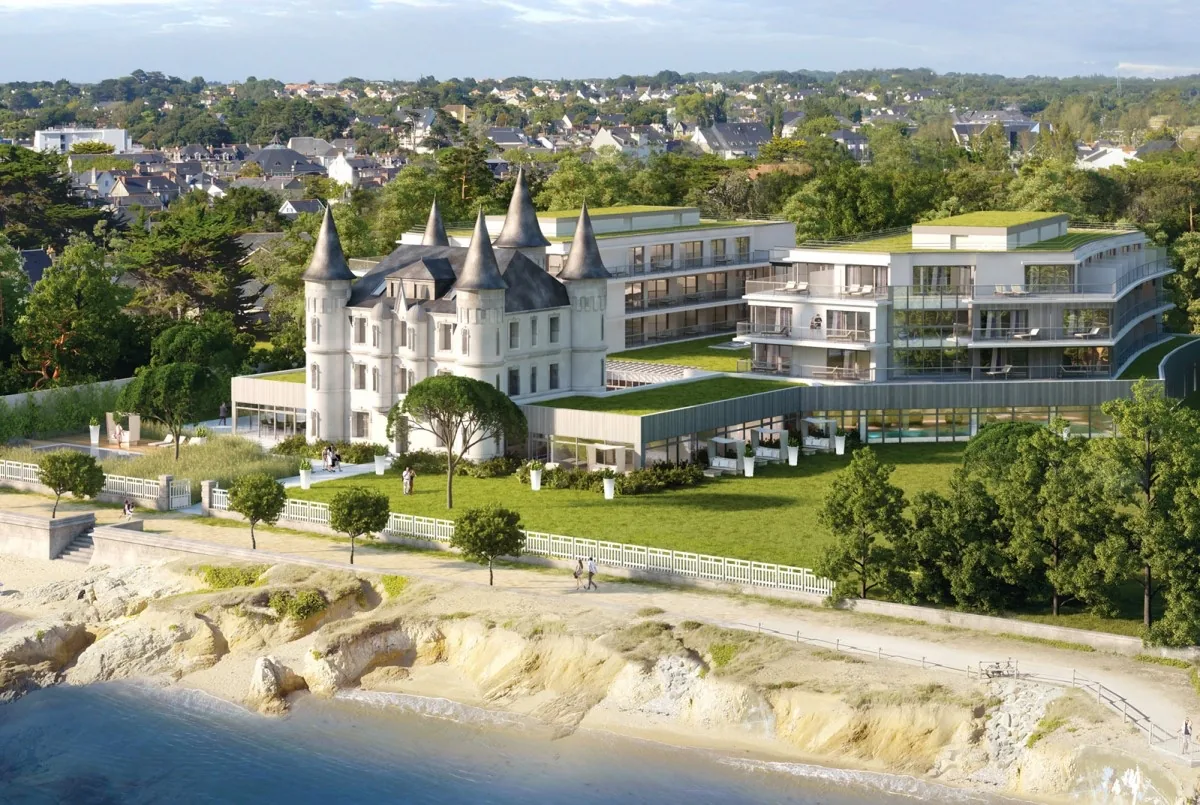 Vue aérienne du Château des Tourelles Relais Thalasso à Pornichet face à la baie de La Baule