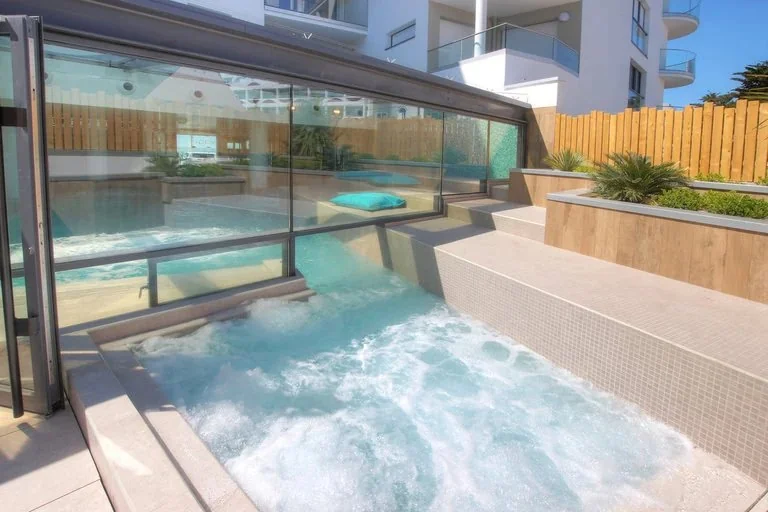 Bain hydromassant extérieur de Rivage Thalasso à La Baule, vue sur les jardins