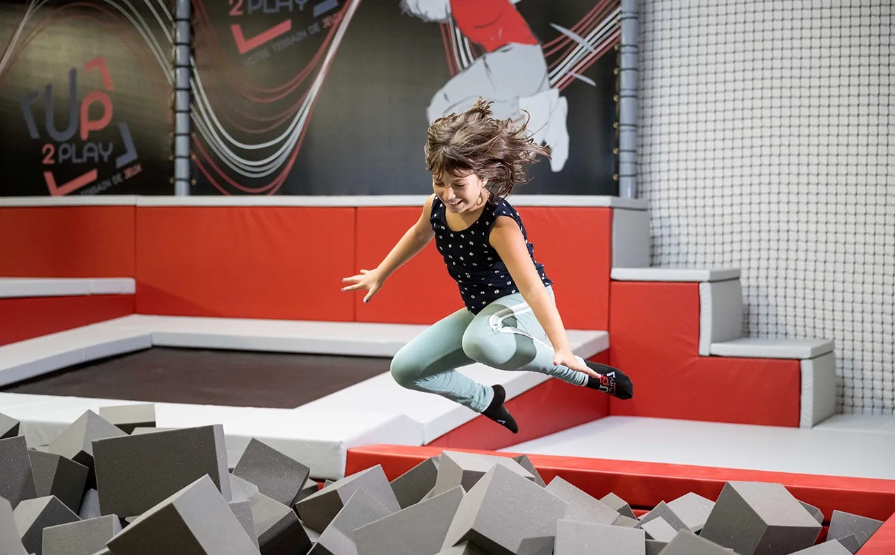 Enfant sautant dans le trampoline parc d'Up2Play Pornichet